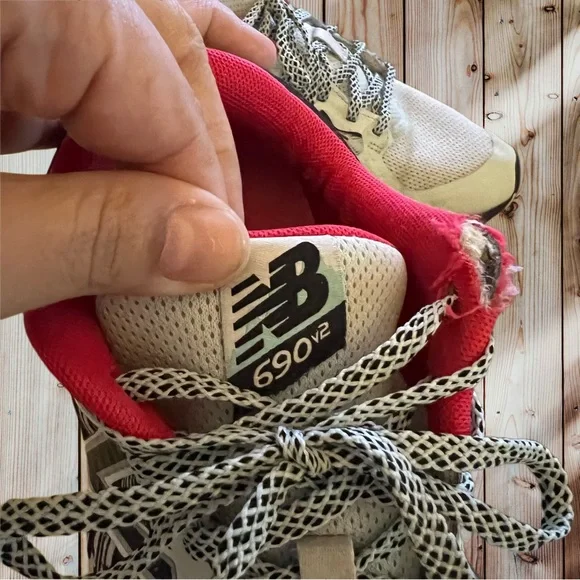 New Balance 690 v2 All Terrain Shoes. Size 10 - Picture 6 of 8